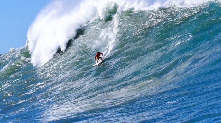 A janela de espera para a realização do CBSurf Big Wave Mormaii, principal evento de surf de ondas grandes do Brasil, foi prorrogada até o dia 15 de agosto de 2026. A competição, que acontece na Praia do Cardoso, em Laguna, é apresentada pelo Governo do Estado de Santa Catarina, por meio da Fundação Catarinense de Esporte (Fesporte), em parceria com a Prefeitura de Laguna. Aberta em 5 de novembro de 2025, a janela de espera estava inicialmente prevista para encerrar em fevereiro deste ano. Durante o período, algumas ondulações promissoras chegaram à costa catarinense, mas a organização optou por não realizar a competição devido às condições não atingirem o padrão ideal para um evento de grande porte, seja pelo tamanho das ondas ou por fatores como vento e tempo. Com a prorrogação, a expectativa é que as condições adequadas ocorram durante o outono e o inverno, quando há maior incidência de grandes ondulações na região. O objetivo é garantir a realização do evento em cenário seguro e de alto nível técnico, reunindo alguns dos melhores big riders do país em uma das principais ondas grandes do Brasil. Segundo a organização, o verão apresentou boas ondulações, mas por detalhes técnicos a competição não foi confirmada. Agora, com a ampliação do período, a probabilidade de condições ideais aumenta significativamente. Impacto econômico e turístico A realização do evento fora da alta temporada tem contribuído para a movimentação econômica da região do Farol de Santa Marta e da Praia do Cardoso. Em edições anteriores, mesmo em dias frios e durante a semana, a competição atraiu grande público, movimentando o comércio local, hospedagens e restaurantes, com registros de lotação e aumento nas vendas. A proposta é justamente fortalecer o turismo na baixa temporada, gerando renda e oportunidades para a comunidade local em períodos com menor fluxo de visitantes. Como funciona a realização A competição será realizada em um único dia, no auge de uma grande ondulação. Quando houver previsão favorável, a organização emitirá o “Sinal Amarelo” com sete dias de antecedência, indicando a possibilidade do evento. Com quatro dias de antecedência, caso as condições se confirmem, será divulgado o “Sinal Verde”, confirmando a realização. Caso as condições não se mantenham, será emitido o “Sinal Vermelho”, retornando ao período de espera. Ao final do dia de competição, está prevista uma cerimônia de premiação aberta ao público, com programação especial. A disputa reunirá alguns dos principais atletas de surf de ondas grandes do país nas categorias masculina e feminina, valendo o título de campeão brasileiro da modalidade. O evento é realizado pela Confederação Brasileira de Surf (CBSurf) e pelo Movimento Big Waves Brasil, com apoio do Governo do Estado de Santa Catarina e da Prefeitura de Laguna, além de patrocinadores e apoiadores.