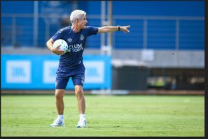 O Português Luís Castro treina do Grêmio de Porto Alegre