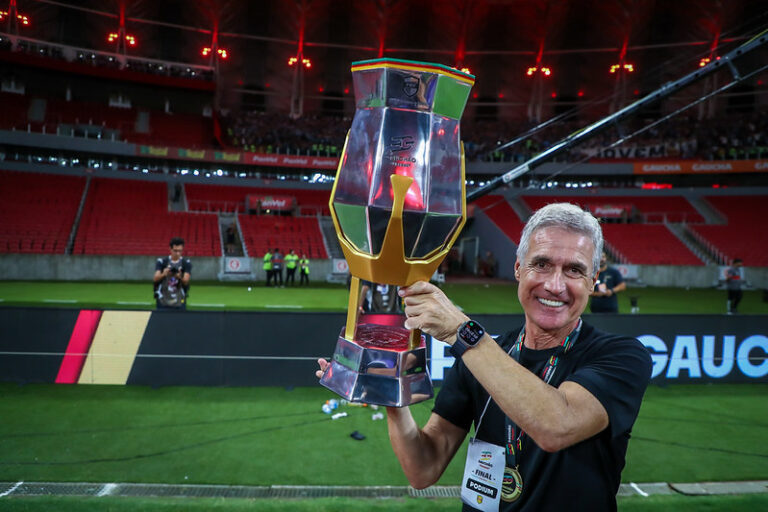 Treinador português levanta taça do Gauchão 2026