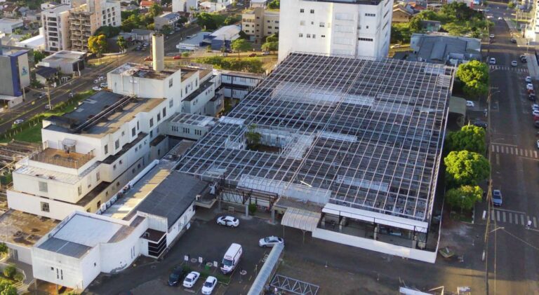 Hospital Regional do Oeste passa por reforma no telhado em Chapecó