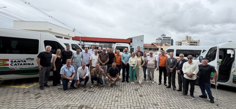 Estado entrega vans para transporte de pacientes do Tratamento Fora de Domicílio
