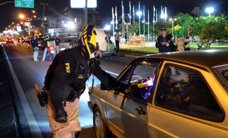 PRF reforça fiscalização nas rodovias federais durante feriado de Tiradentes em SC