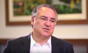 Ex-governador Raimundo Colombo ainda avalia candidatura