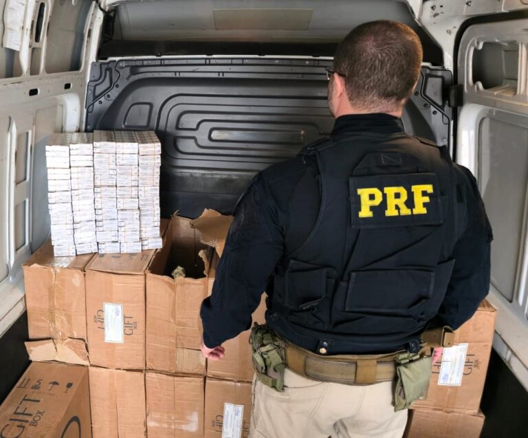 PRF apreende 12,5 mil maços de cigarros e R$ 88 mil na BR-101 em Itapema