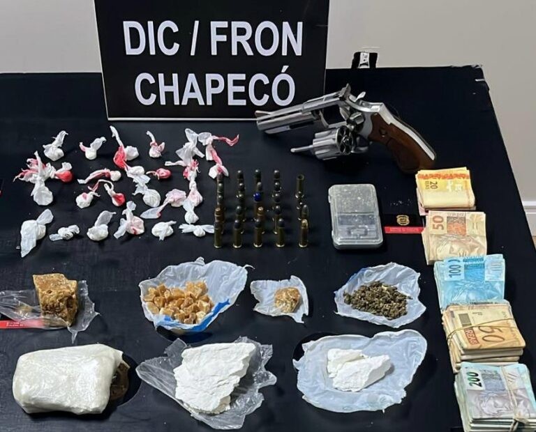 Operação da Polícia Civil apreende drogas, arma e R$ 18 mil em Chapecó