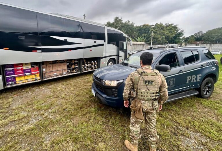 PRF apreende 3 mil garrafas de bebidas contrabandeadas em ônibus na BR-101