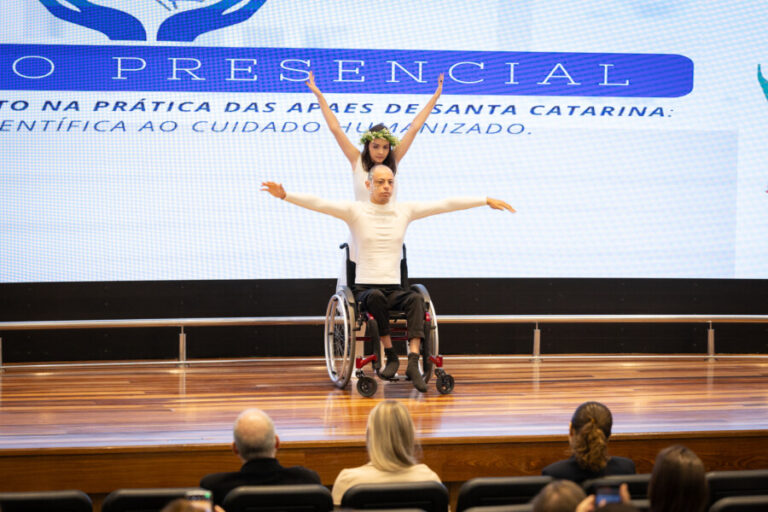 Cerca de 200 psicólogos das Apaes participam de capacitação sobre neurodesenvolvimento em Santa Catarina