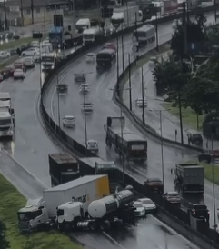 Acidente fecha BR 101 em Itapema