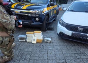 PRF apreende cocaína e maconha em Joinville