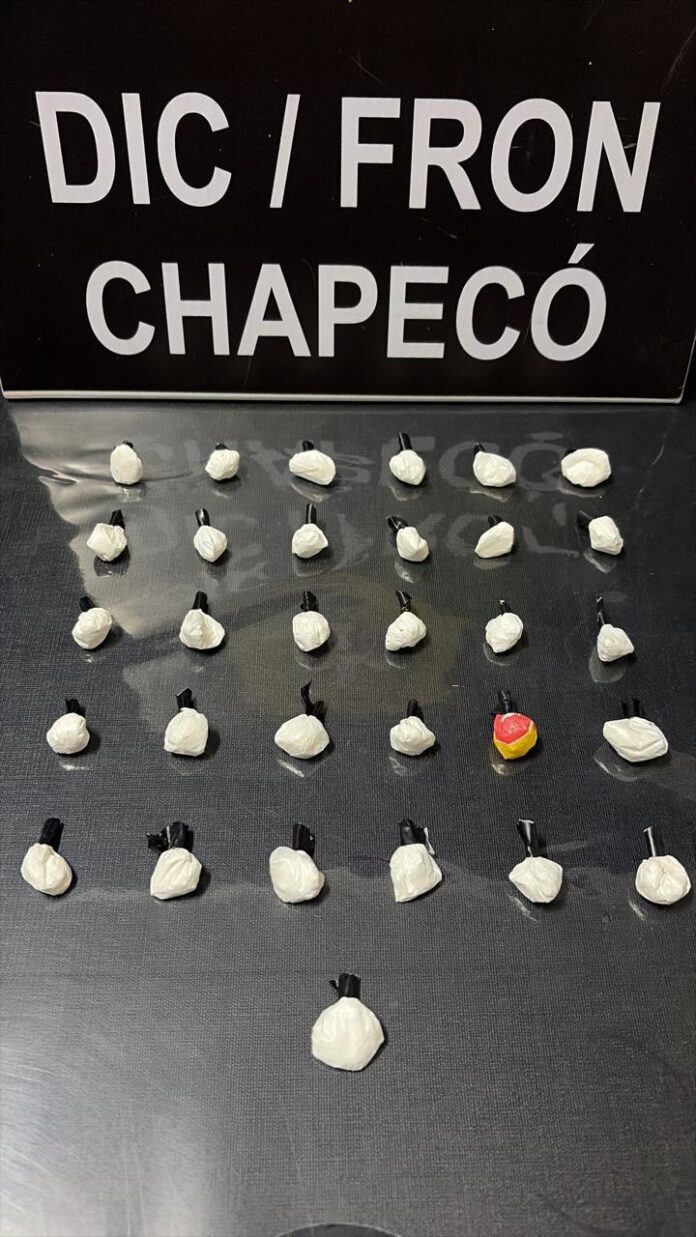 Mulher é presa por tráfico de drogas em Chapecó