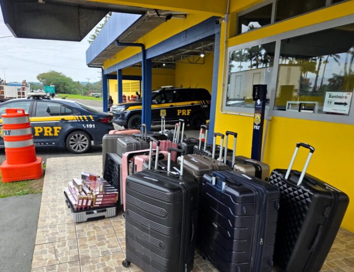 PRF apreende mais de 12 mil maços de cigarros em ônibus