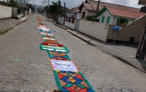 Missas, procissões e tapetes coloridos marcaram as celebrações de Corpus Christi em diversas cidades de Santa Catarina