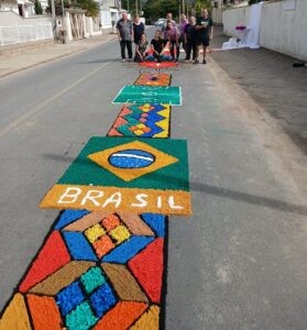 Missas, procissões e tapetes coloridos marcaram as celebrações de Corpus Christi em diversas cidades de Santa Catarina.