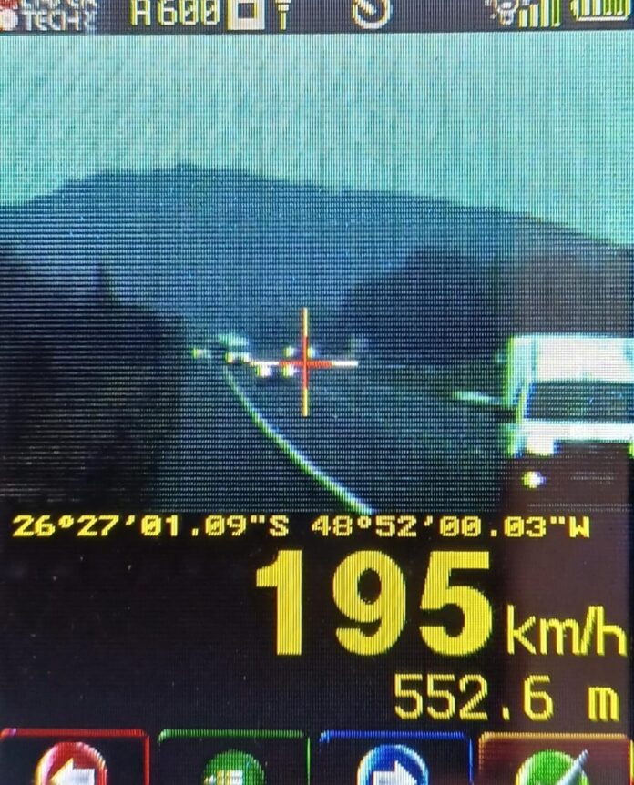 picape flagrada a 195 km/h