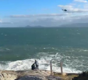 Serviço Aeromédico resgata paciente na Ilha do Coral com apoio de técnica de pairado