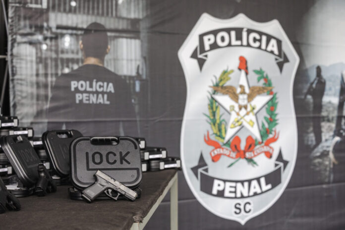 Polícia Penal de SC recebe 18 viaturas e 800 pistolas Glock